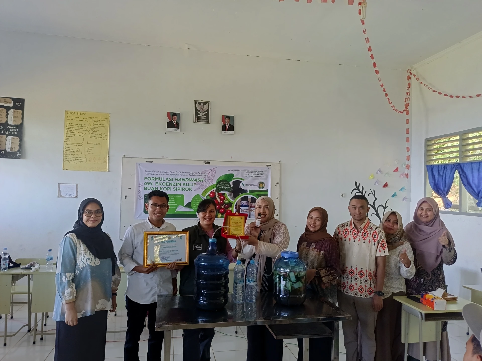 USU Faculty of Pharmacy Conducts Community Service: Empowering SMK Martabe Sipirok Students and Teachers in Formulating Coffee Ecoenzyme-Based Handwash Products